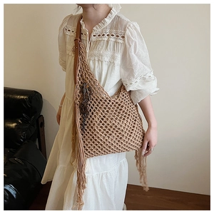 Détail du sac à bandoulière en maille bohème avec franges et breloques vintage
