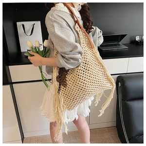 Détail du sac cabas au crochet ivoire avec longues franges et bandoulière en cuir marron
