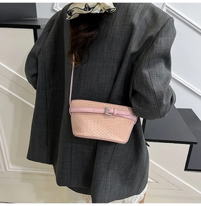 Piccola borsa a tracolla rosa con trama intrecciata e fibbia argento vista dal retro