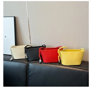 Details von vier bunten Lederbeuteltaschen mit geflochtenen Knoten und Herzanhängern