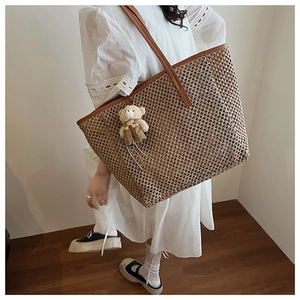 Grand sac cabas en paille tressée marron avec bandoulière cuir et pendentif ours