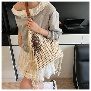 Détail du sac fourre-tout au crochet bohème avec longues franges et lanière en cuir brun