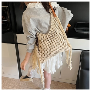 Détail du sac à bandoulière en crochet fait main avec de longues franges et lanières en cuir