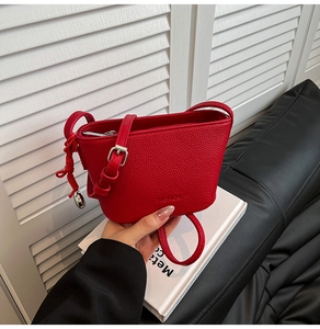 Detail der roten Beuteltasche aus Leder mit silberner Schnalle und Fashion-Prägung