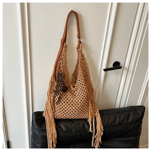 Détail de la maille ajourée et des longues franges sur ce sac à bandoulière bohème