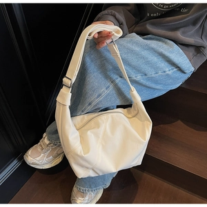 Detail der cremefarbenen Mondsichel-Tasche mit PU-Lederstruktur und verstellbarem Gurt