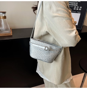 Dettaglio della trama intrecciata argento e della fibbia su una borsa a mezzaluna
