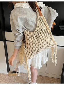 Sac à bandoulière en crochet bohème avec franges et lanière en cuir marron en blanc crème