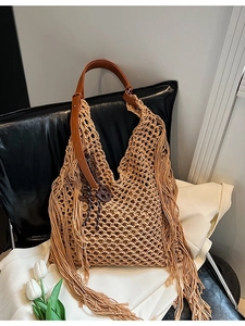 Sac à bandoulière vintage en tricot ajouré avec sangles en cuir et pompons décoratifs