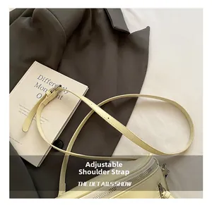 Détail de la bandoulière réglable avec boucle argentée sur un sac selle couleur crème