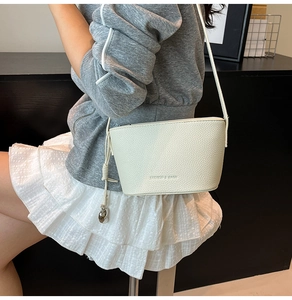 Weiße Beuteltasche mit Litschi-Muster, FASHION & BAGS Logo und langem Schultergurt