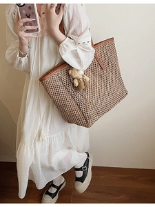Grand sac cabas en paille avec bordure en cuir marron et pendentif ours pour femmes