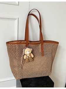 Grand sac fourre-tout en paille avec poignées en cuir marron et breloque ours en peluche