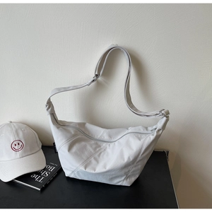 Details der hellgrauen Halbmondtasche aus Nylon mit verstellbarem Schultergurt