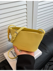 Damen Mode Pebbled PU Leder Eimertasche Umhängetasche Mit Metallanhänger Verstellbarer Riemen Kleine Schultertasche