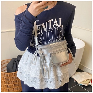 Détail du sac bandoulière argenté métallisé avec zips à franges et poches multiples