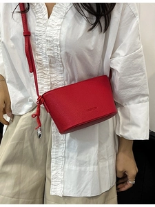 Stilvolle rote Beuteltasche mit Kieselleder-Struktur und Crossbody-Gurt für Damen