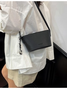 Modische schwarze Umhängetasche mit Lychee-Struktur und minimalistischem Trapez-Design