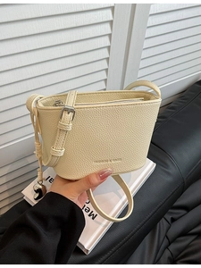 Modische cremefarbene Beuteltasche mit Litschi-Maserung und Herzanhänger-Dekor