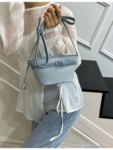 Borsa a tracolla azzurra con trama intrecciata, ciondolo a cuore e fibbia