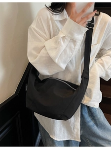 Minimalistische schwarze Nylon-Halbmondtasche mit verstellbarem Riemen und Silber-Reißverschluss