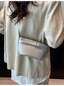 Mini borsa a tracolla intrecciata argento con texture metallica indossata da una modella