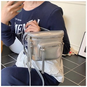 Sac seau bandoulière argenté métallisé avec fermeture éclair à franges sur modèle