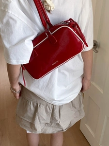 Red bow baguette shoulder bag in glossy faux leather with JINGPIN logo and white piping