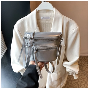 Détail du sac banane argenté en PU avec double compartiment zippé et texture métallique