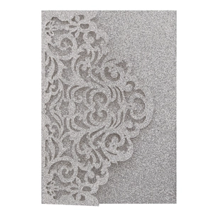 Laserschnitt-Einladungskarte in Silber mit Glitzer und elegantem Damast-Blumenmuster-Detail