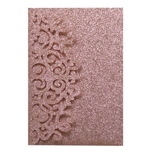 Dettaglio invito nozze oro rosa glitterato con motivo floreale intagliato a laser