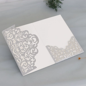 Details der lasergeschnittenen Glitzer-Hochzeitseinladung mit feinen floralen Ausschnitten