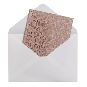 Dettaglio dell'invito glitter oro rosa con intaglio laser a ricami e busta bianca elegante