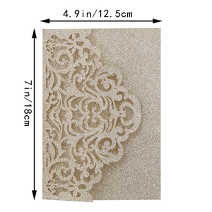 Detailansicht der 12,5x18 cm goldglitzernden lasergeschnittenen Hochzeitseinladung