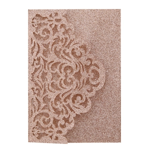 Detailansicht der roségoldenen, glitzernden Hochzeitseinladung mit Laserschnitt-Spitze