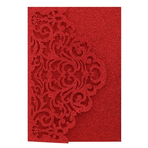 Makro-Detail von rotem Glitzerpapier mit Laser-Cut-Spitzenmuster für Hochzeitseinladungen