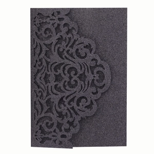 Elegante schwarze Glitzer-Einladungshülle mit filigranem Laser-Cut Damast-Blumenmuster