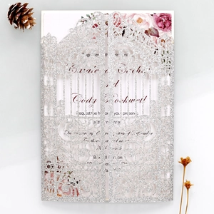 Dettaglio dell'invito glitter argento tagliato a laser con fiori e design a portone