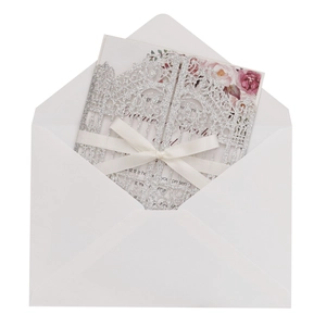 Invito a nozze argento glitterato con intaglio laser e nastro bianco decorativo