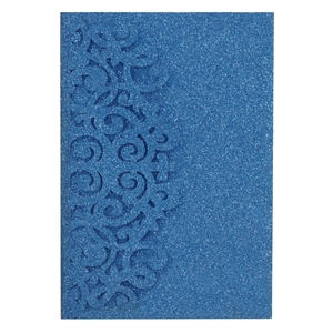 Dettaglio di motivi a vite tagliati al laser su invito di nozze in carta blu glitter