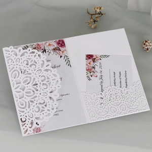 Dettaglio dell'invito di nozze tagliato al laser con peony rosa e cartoncino RSVP