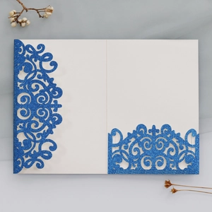 Dettaglio invito nozze intagliato al laser con glitter blu e base in carta bianco perla