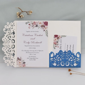 Dettaglio dell'invito di nozze glitter tagliato al laser con inserto floreale e RSVP