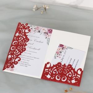Dettaglio invito nozze rosso glitterato tagliato a laser con busta floreale e RSVP