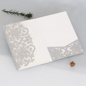Dettaglio dell'invito con taglio laser glitter argento e tasca interna per biglietto