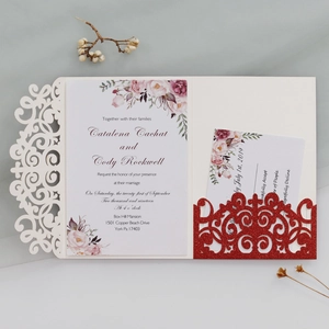 Dettaglio dell'invito di nozze intagliato al laser con carta RSVP glitterata e fiori