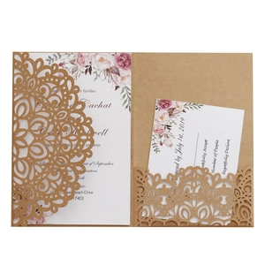 Set inviti di nozze rustici in carta kraft intagliata al laser con inserti floreali