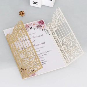 Dettaglio inviti matrimonio laser cut oro e avorio con inserto floreale interno
