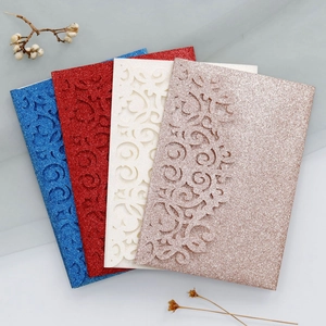Dettagliati motivi a vite tagliati al laser su buste per inviti di nozze glitterate in quattro colori