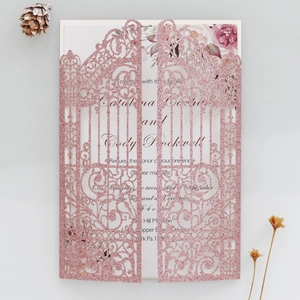 Dettaglio dell'invito intagliato al laser con glitter oro rosa e carta floreale